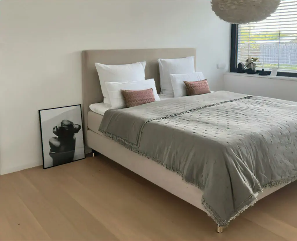 Boxspringbett mit hohem Kopfteil in Wiesentheid