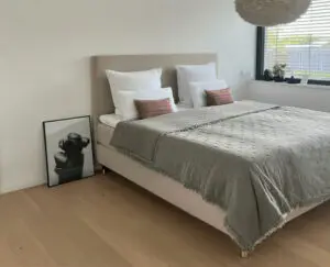 Boxspringbett mit hohem Kopfteil in Wiesentheid